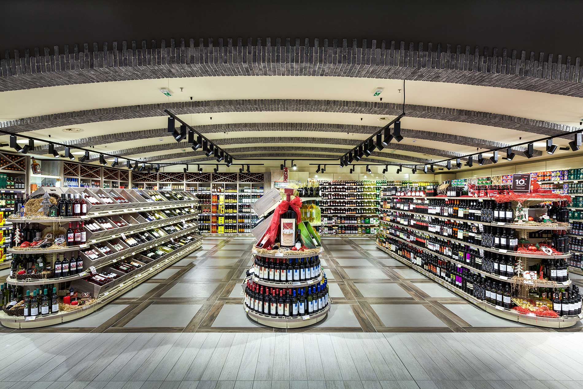 Моделей представленный в магазинах. Супермаркет внутри. Магазин внутри. Полки супермаркета. Магазин супермаркет.